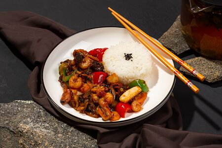 Морепродукты с овощами и рисом на пару