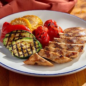 Куриная грудка на гриле с печеными овощами