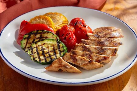 Куриная грудка на гриле с печеными овощами