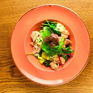 Креветки, кальмары, листья салата с соусом айоли