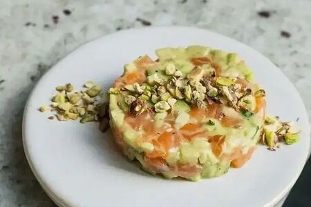 Тартар из лосося и авокадо