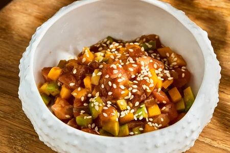 Тартар из лосося, манго и авокадо