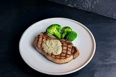 Стейк Рибай с перечным соусом и брокколи 