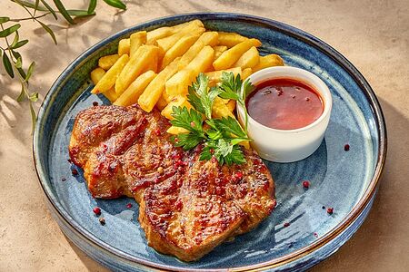 Стейк из свинины с соусом BBQ