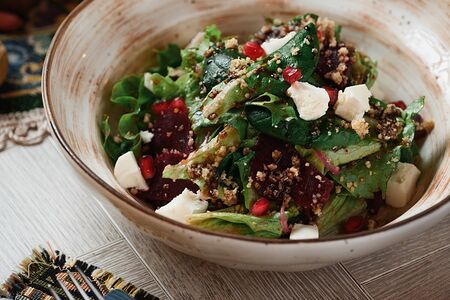 Салат Махали с запеченной свеклой и орехами
