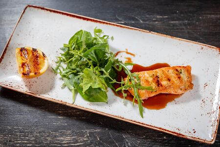 Лосось с песто, жаренный на гриле