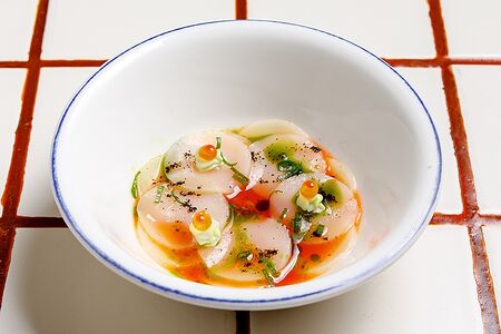 Севиче из гребешка с соусом из красного перца