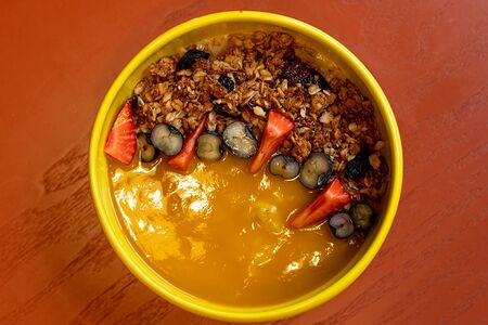 Овсяная каша с пюре из манго