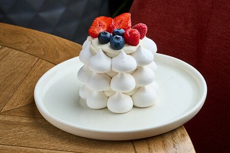 Десерт Павлова с ягодами