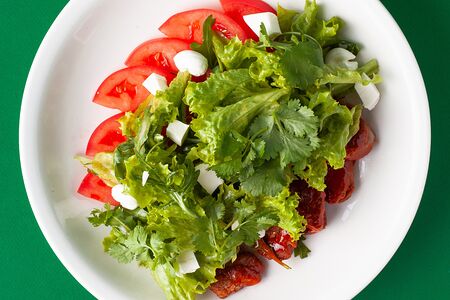 Салат с говядиной, фунчозой и томатами