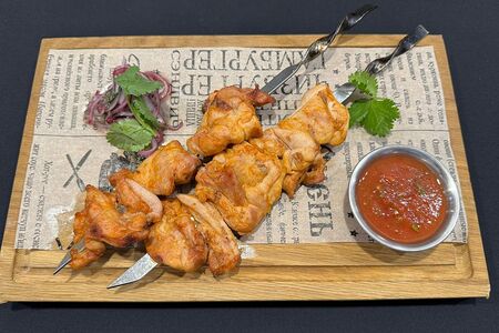 Куриный шашлык на углях с домашней