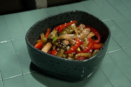 Поке с курицей и овощами