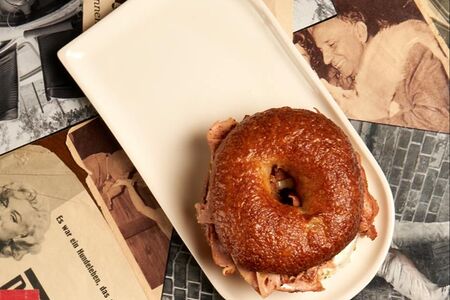 Бейгл-сэндвич с жареной мортаделлой 