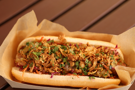 Хот-дог с Коул-Слоу и релишем из маринованного огурца