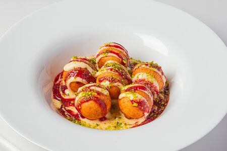 Творожные пончики с ванильным соусом 