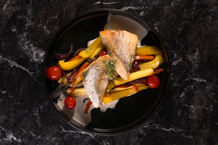 Судак с овощным соте и кремом горгонзола