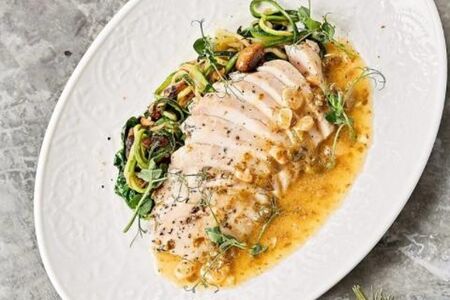 Куриная грудка с нудлом из цукини, шампиньонами и соусом из каперсов