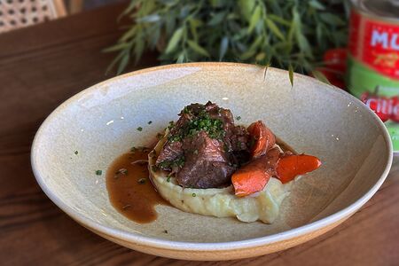 Рваная говядина с картофельным пюре 