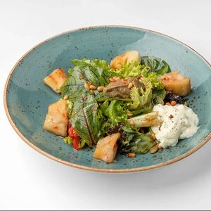 Баклажан с томатом, гуакамоле, печеным перцем и страчателлой