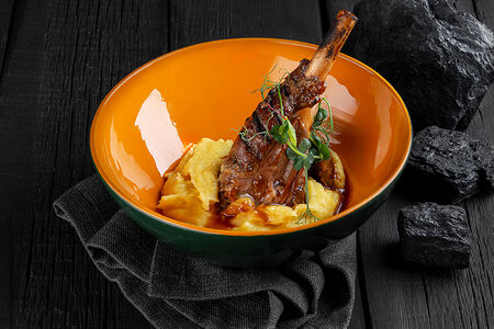 Томленая голень ягненка на картофельном пюре