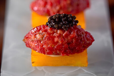 Тартар из говядины с осетровой икрой и фуа-гра на картофельном гратене