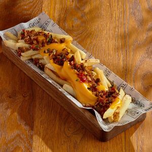 Картофель фри с жидким чеддером