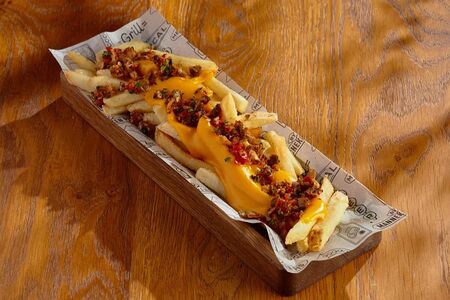 Картофель фри с жидким чеддером