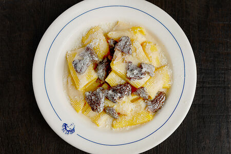 Ригатони качо э пеппе со сморчками