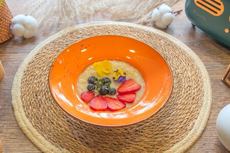 Овсяная каша на молоке с сезонной ягодой