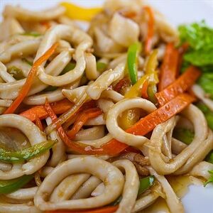 Кальмар с овощами в соусе