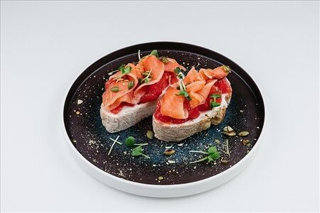 Брускетта с лососем