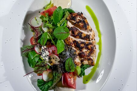 Салат с цыплёнком и овощами