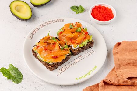 Брускетта с лососем и авокадо