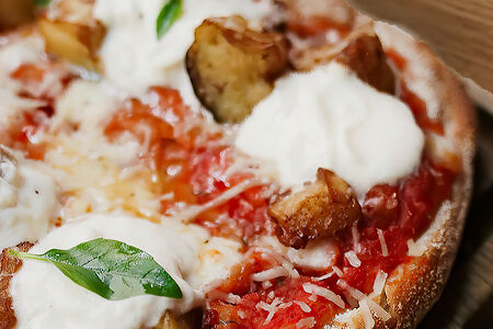 Пицца с баклажанами и страчателлой