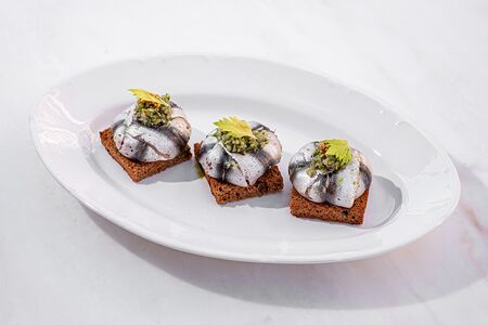 Сморреброд на бородинском хлебе с балтийской килькой