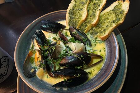 Соте из мидий и кальмара с томатным соусом и тостами