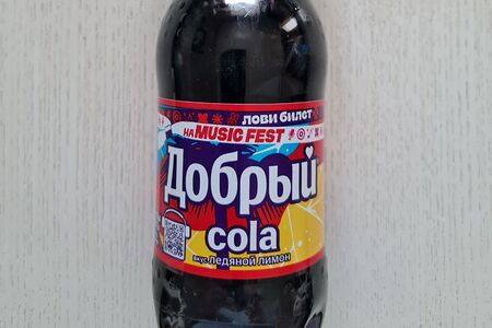 Добрый кола ледяной лимон