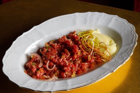 Тартар из говядины с бочковыми помидорами