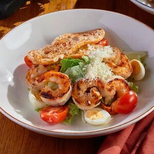 Салат Цезарь с креветками гриль