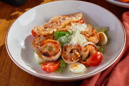 Салат Цезарь с креветками гриль