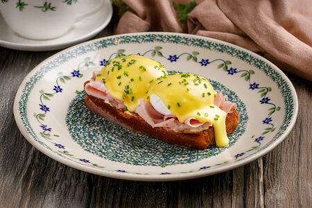 Бриошь с тамбовским окороком и трюфельной пастой