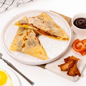 Блинчик с грудинкой и яйцом