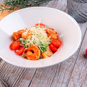 Салат Цезарь с креветками