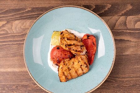 Куриная грудка с печеными овощами