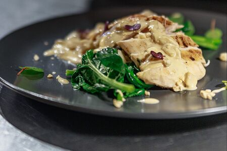 Куриная грудка в соусе из белых грибов