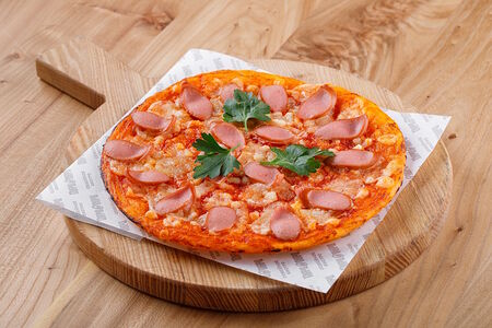 Пицца с сосисками и сыром