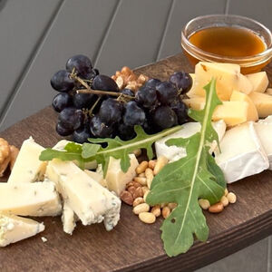 Ассорти из сыров с медом