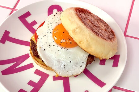 Маффин с говяжьей котлетой