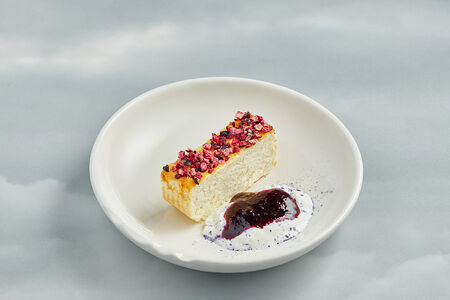 Запеканка из рикотты с черной смородиной