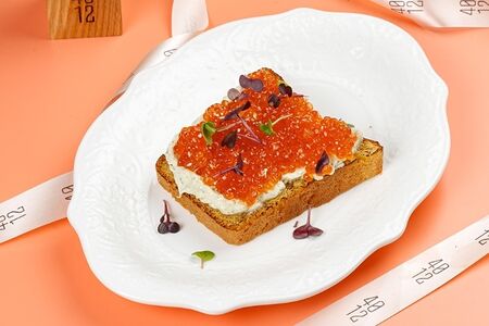 Бутерброд с икрой и взбитым маслом на булочке бриошь